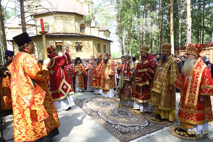 В годовщину гибели преподобномучениц великой княгини Елисаветы и инокини Варвары в Алапаевске состоялась соборная Литургия