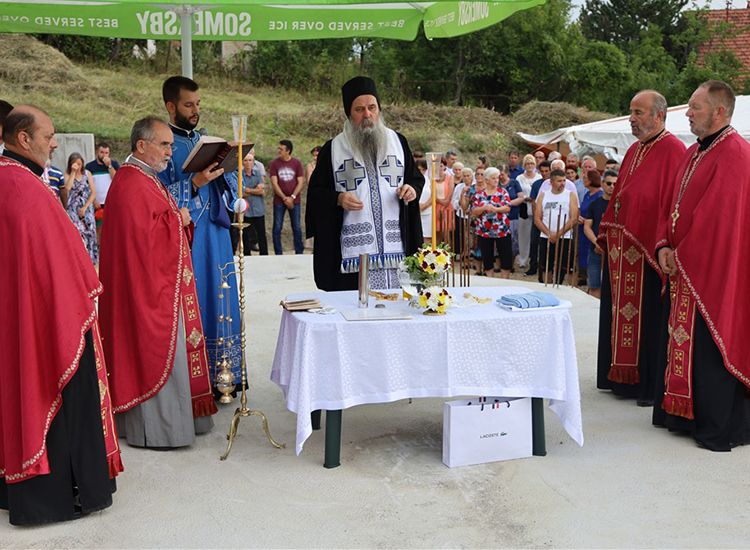 Владика Фотије освештао темеље храма у Брезју