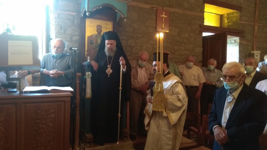 Ο Μητροπολίτης Θεσσαλιώτιδος στον Ι.Ν. Αγίου Παντελεήμονος Πετριλίων