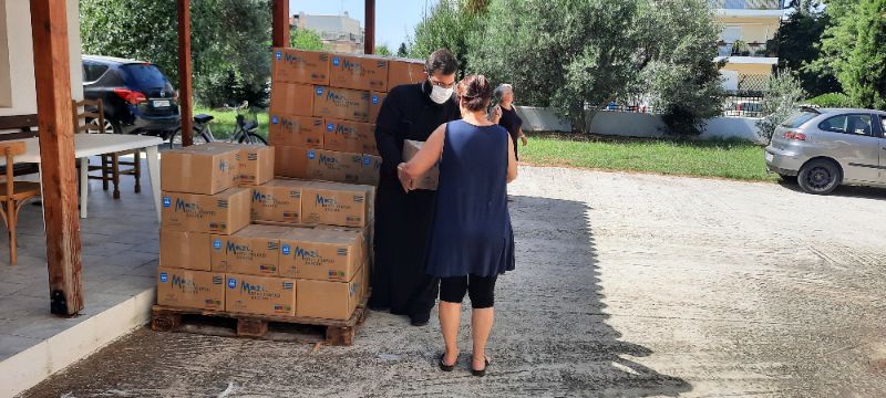 Διανομή δεμάτων τροφίμων σε άπορες οικογένειες από την Ι.Μ. Μαρωνείας