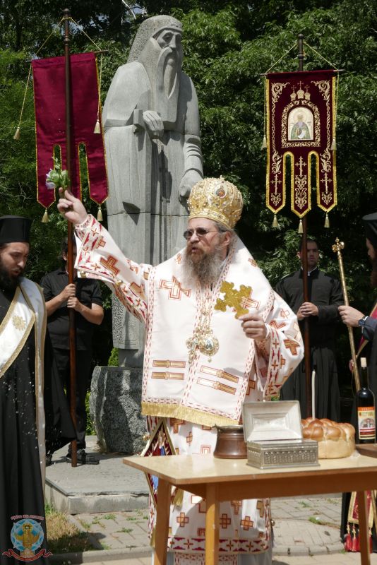 С архиерейска света Литургия и литийно шествие в Перник бе отбелязан празникът Възвръщане мощите на св. Йоан Рилски