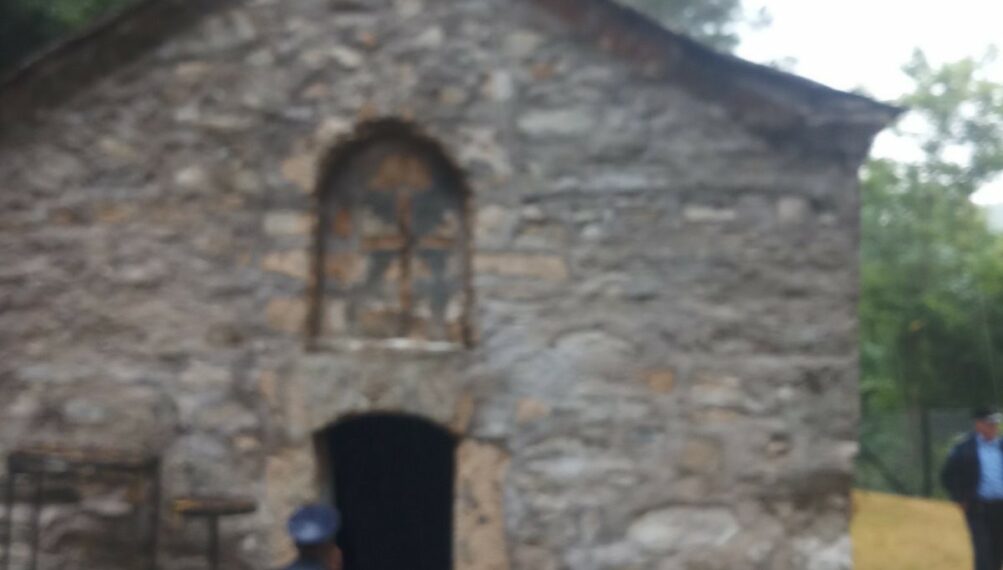 Епархија рашко-призренска: Непозната лица провалила у храм Св. Петра и Павла у Броду и исписала графите ОВК