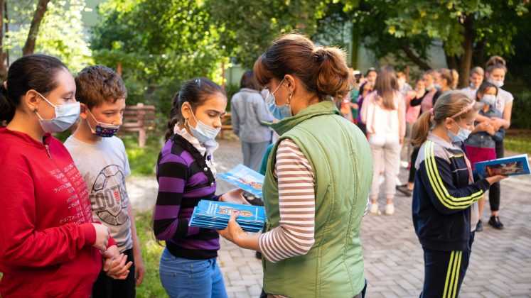 В Румъния публикуваха молитвеник на жестомимичен език
