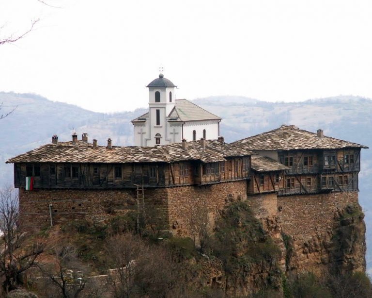 Заради проливните дъждове Гложенският манастир се нуждае от ремонт