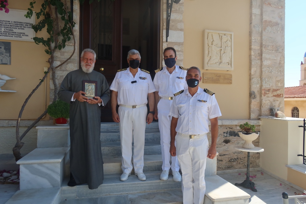 Ο Διοικητής του Ναυστάθμου Σαλαμίνος στον Μητροπολίτη Σύρου