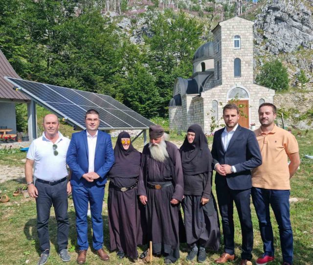 Соларни панели за напајање Манастира Сомина