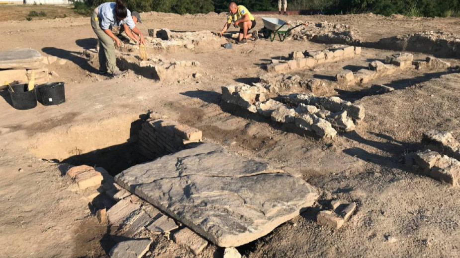 Пловдивски археолози откриха фрагменти от букви, останки от църква и погребения в Голямата могила