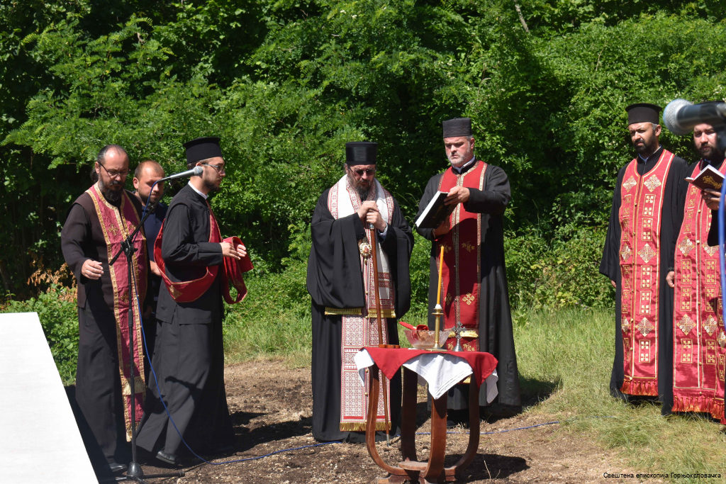 Парастос и освећење крста у Доњој Суваји