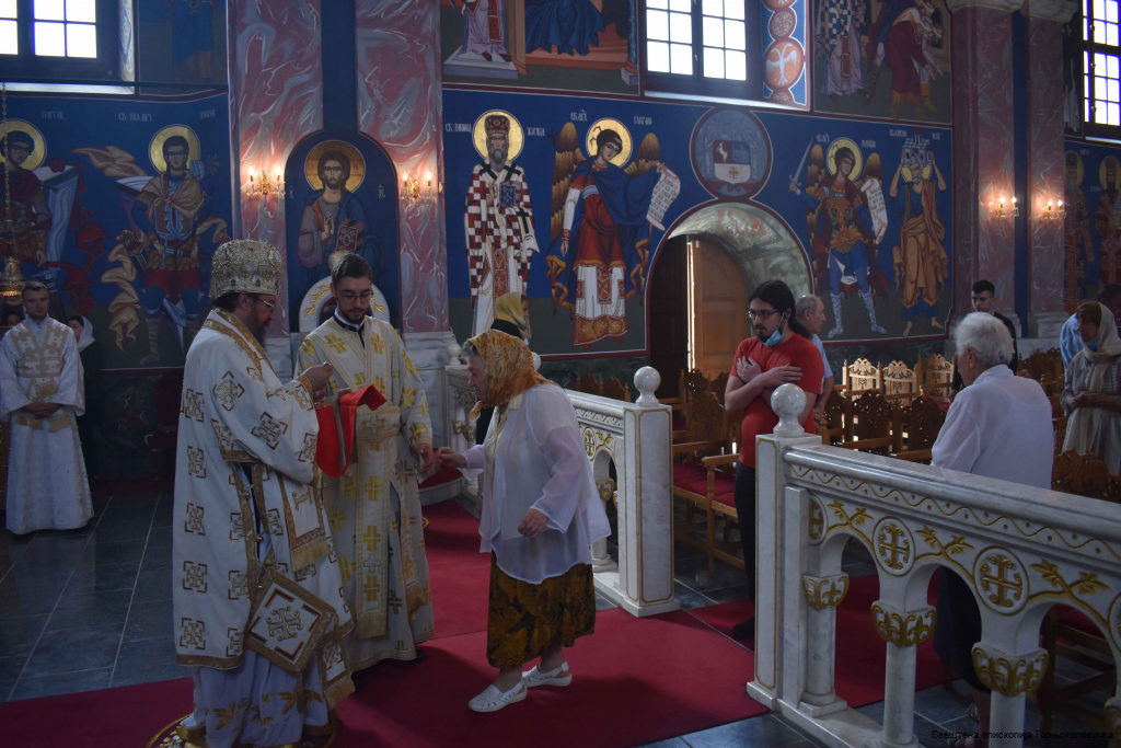 Архијерејска Литургија у Карловцу