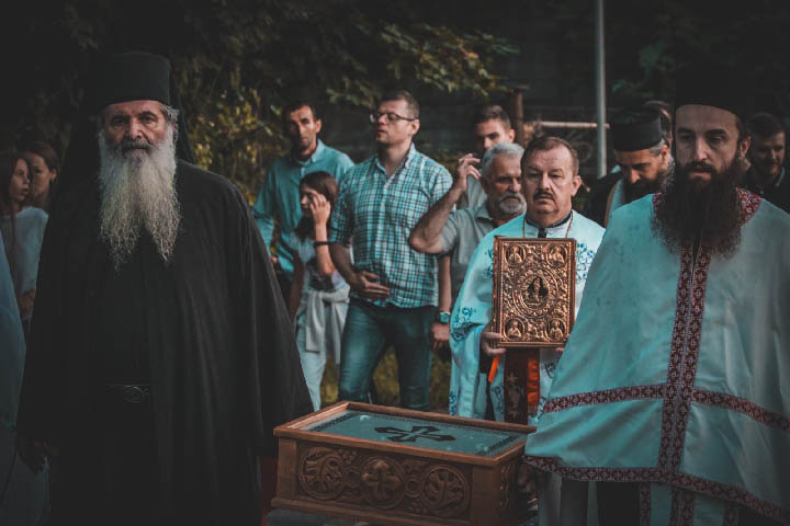 Владика Методије у Мојковцу: Литија је слика Цркве Божје која се молитвено уздиже ка небеском Јерусалиму