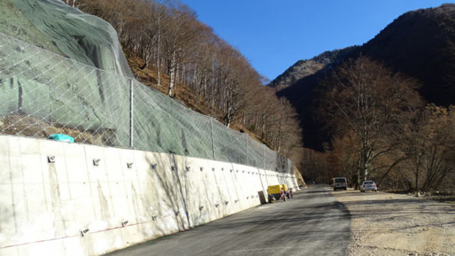 Автотунелът при свлачището под Рилския манастир ще бъде готов до септември