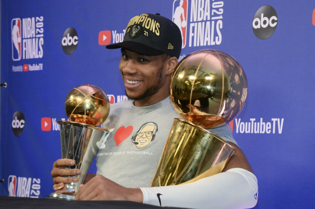 Μοιράζοντας τρόφιμα κρυφά έξω απο τον Άγιο Μελέτιο