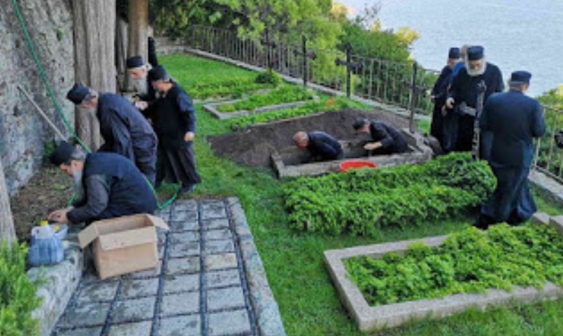 Извађене мошти старца Харалампија Дионисијатског