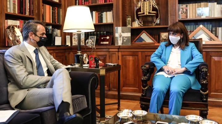 Στο επίκεντρο της συνάντησης ΠτΔ-Πρωθυπουργού οι εμβολιασμοί και το Μάτι