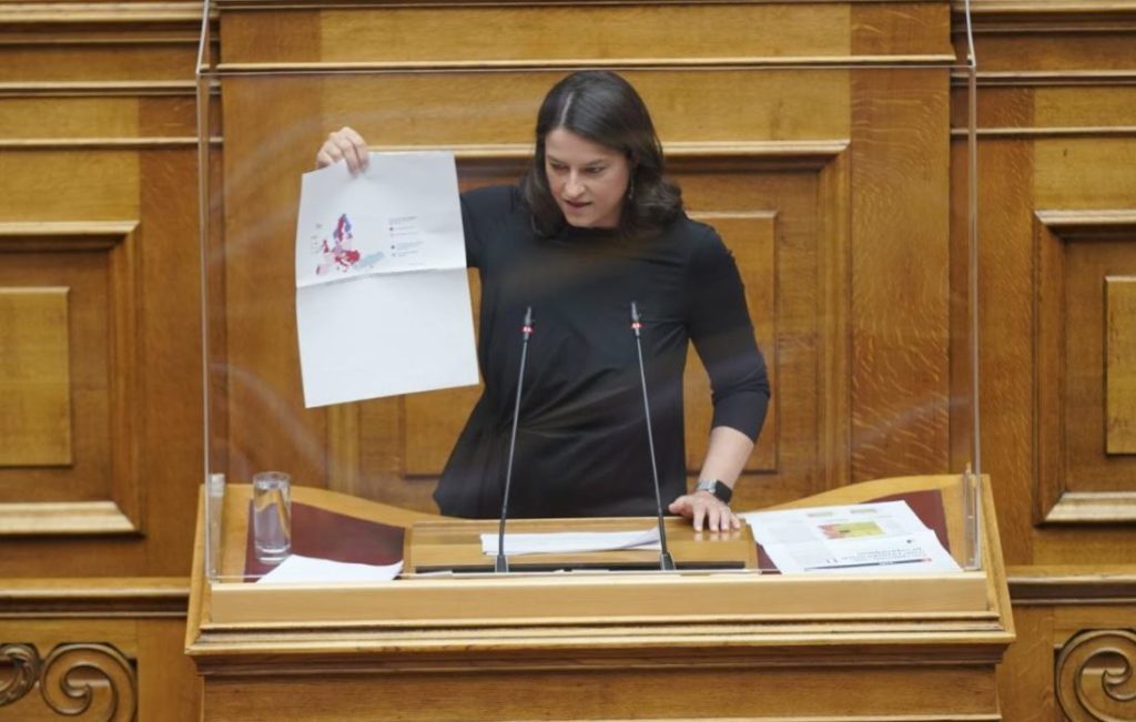 Министр образования Ники Керамеос назвала проблемными Высшие Духовные академии на пленарном заседании Парламента Греции