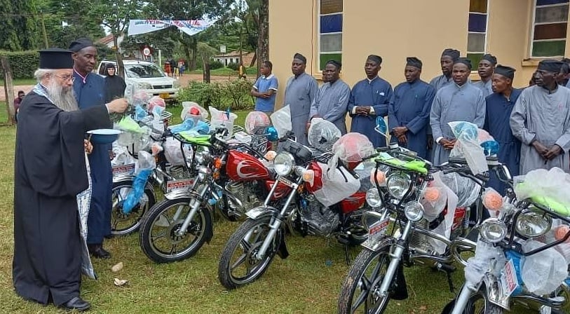 Αγόρασαν μοτοσυκλέτες για τους 35 ιερείς της Μπουκόμπα