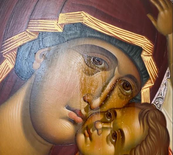 Η Παναγία η Παρηγορήτρια μυρώνει τον πιστό λαό της