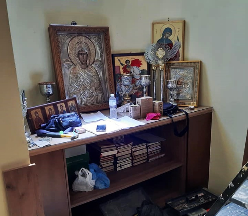 ΠΕΡΙΣΤΕΡΙ: Εργασίες επιπλώσεως του Ιερού Βήματος