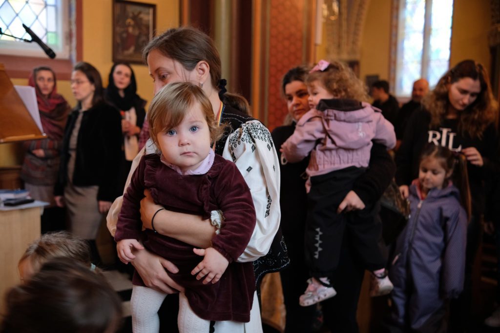 Οι Ρουμάνοι της διασποράς εμπιστεύονται την Εκκλησία