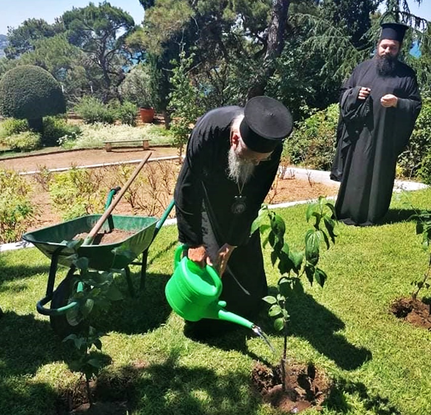 Η ΦΩΤΟΓΡΑΦΙΑ ΤΗΣ ΗΜΕΡΑΣ: Ο Πατριάρχης ποτίζει στη Χάλκη