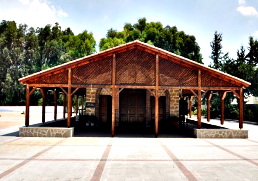 Η Αγία Μαρίνα στη μέση του παλιού Στροβόλου κοντά στην όχθη