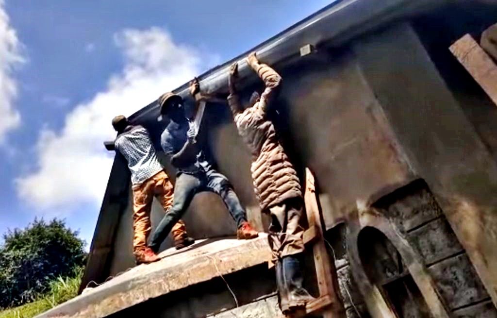 Κρεμασμένοι στις σκεπές φτιάχνουν μόνοι ιερό ναό (ΒΙΝΤΕΟ)