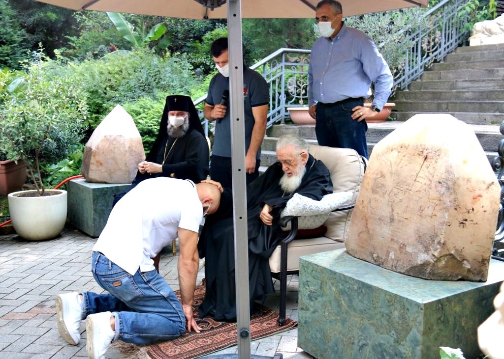 Παλαιστές γονατιστοί ευλογούνται από τον Πατριάρχη Γεωργίας