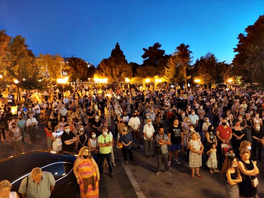 Χιλιάδες κόσμου στην κεντρική πλατεία της Αγίας Παρασκευής