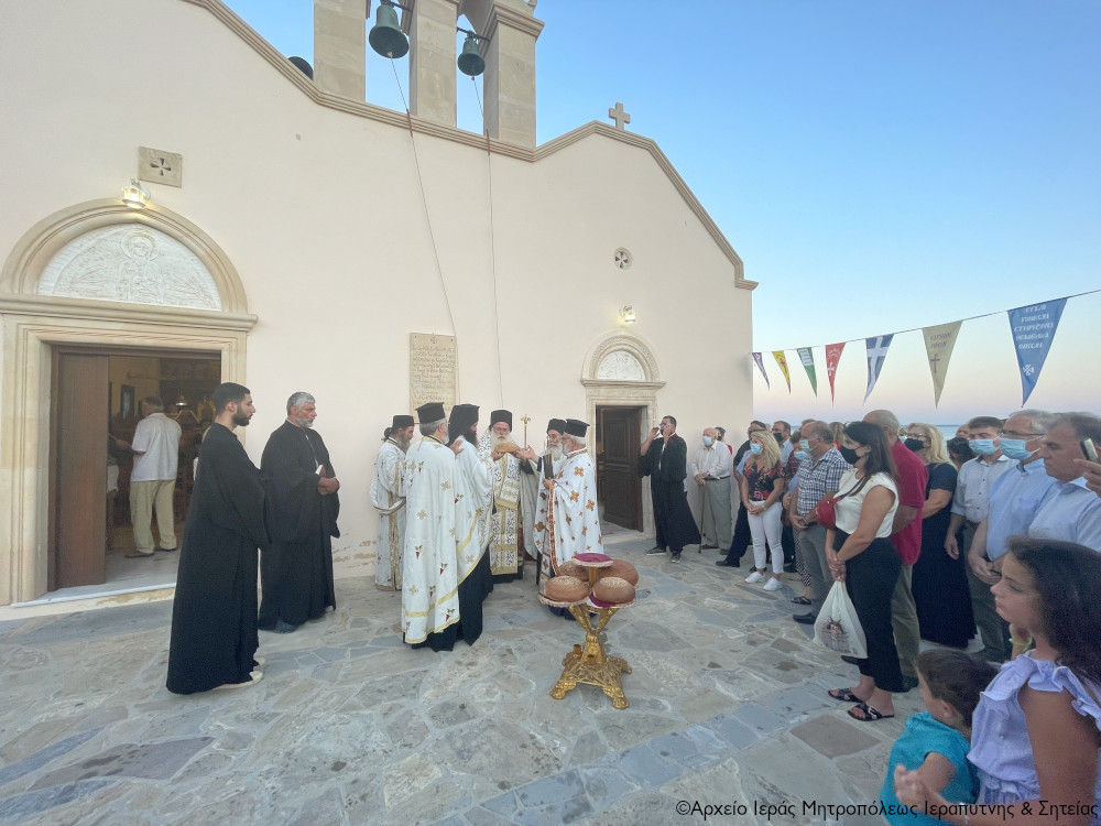 ΙΕΡΑΠΕΤΡΑ: Του Αγίου Παντελήμονος με φόντο το γαλάζιο