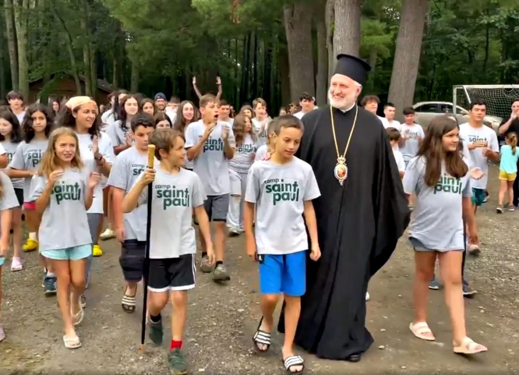 Με καμπάνες και χειροκροτήματα υποδέχτηκαν τον Αρχιεπίσκοπο (ΒΙΝΤΕΟ)