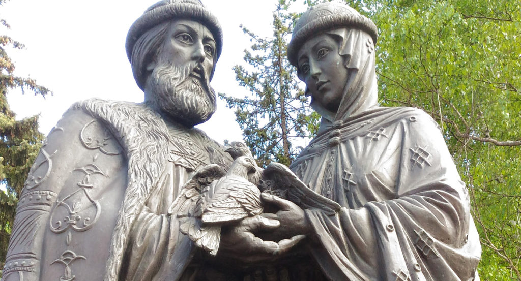 Οι Ρώσοι εορτάζουν τους προστάτες του Ορθόδοξου γάμου