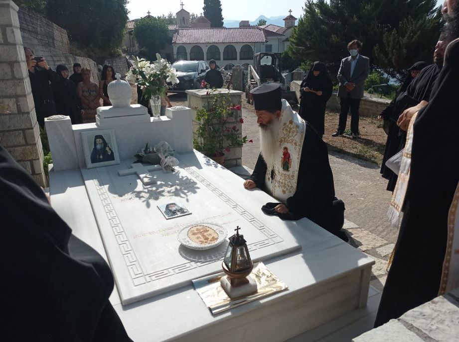Γονατιστός στον τάφο του προκατόχου του ο Φθιώτιδος Συμεών