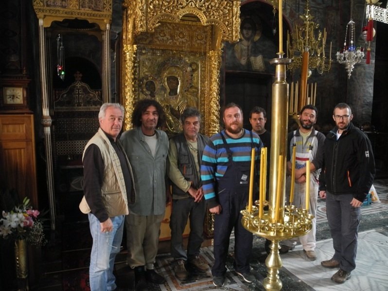 Рестауратори завода из Новог Сада позлаћују Хиландар пуних 16 година