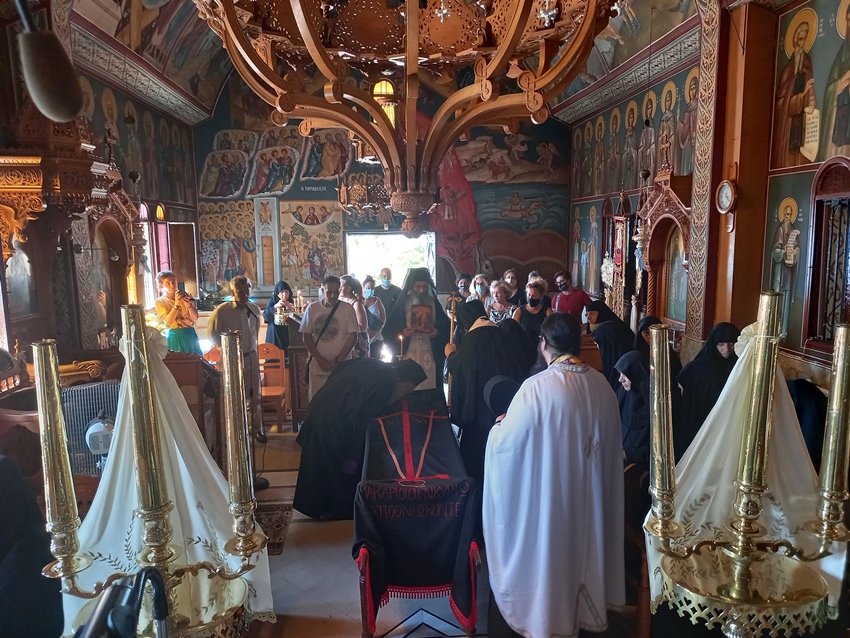 Εξόδιος Ακολουθία της Μοναχής Παϊσίας του Οσίου Παταπίου Λουτρακίου