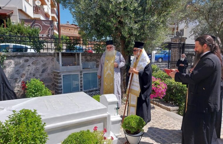 Τρισάγιο στον τάφο του μακαριστού Καστορίας από τον Ηγούμενο της Μονής Βλατάδων