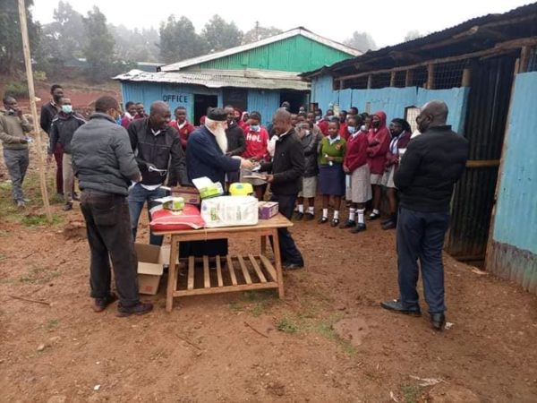 Μοίρασε τρόφιμα σε μαθητές ο Μητροπολίτης Γέρων Ναϊρόμπι