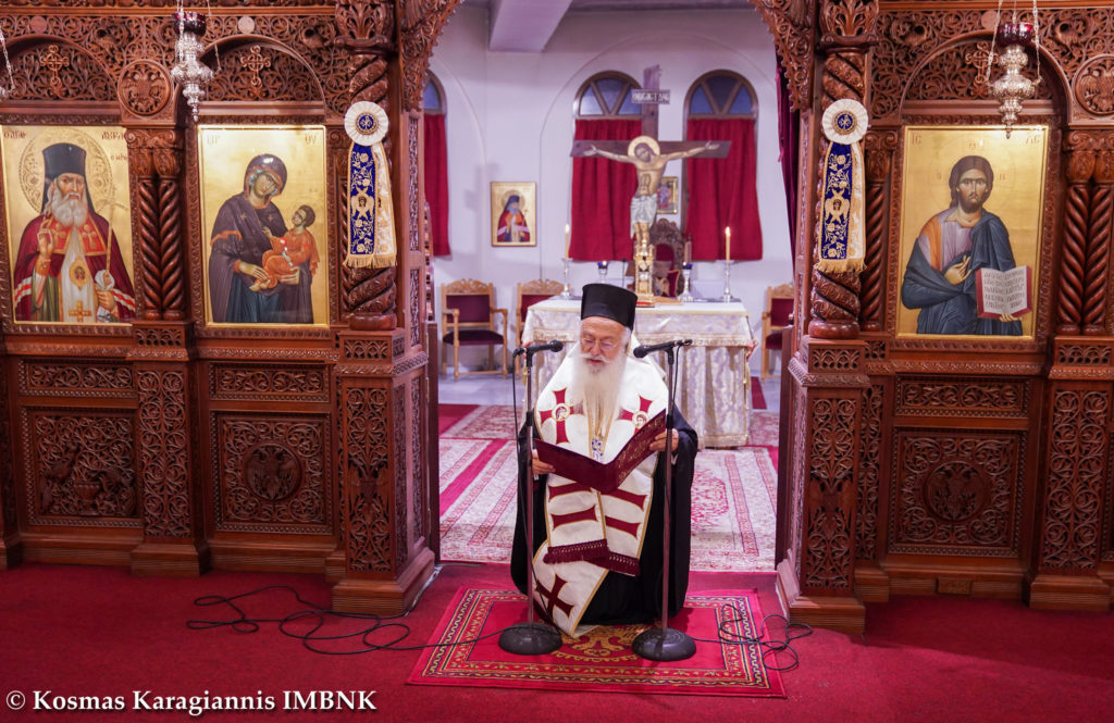 Γονατιστός ο Μητροπολίτης Βεροίας ανέγνωσε ευχή (ΒΙΝΤΕΟ)