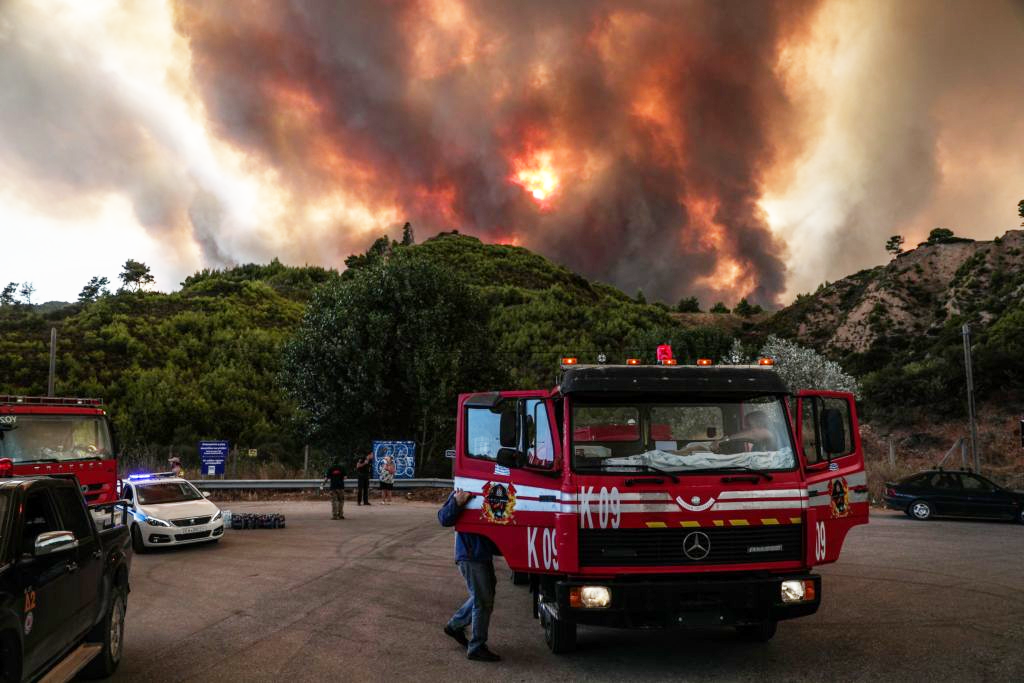Η Ελλάδα στις φλόγες – Η Εκκλησία στο πλευρό των δοκιμαζόμενων – Μαίνονται τα κύρια μέτωπα σε Αττική, Εύβοια και Ηλεία
