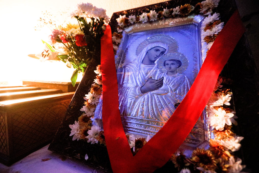 Κέρκυρα: «Στολίστηκαν» με κορδέλες οι επιτάφιοι της Παναγίας