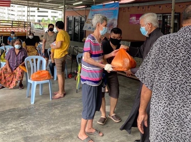 The Parish of St. Michael the Archangel in the capital of Malaysia helps low-income families with foodstuffs