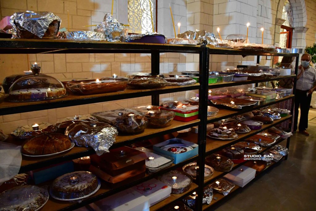 Εκατοντάδες φανουρόπιτες στη μνήμη του Αγίου Φανουρίου