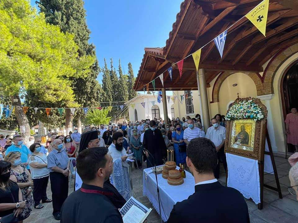 Πλήθος κόσμου στον ναό του παλαιού Κοιμητηρίου Χαλκίδος