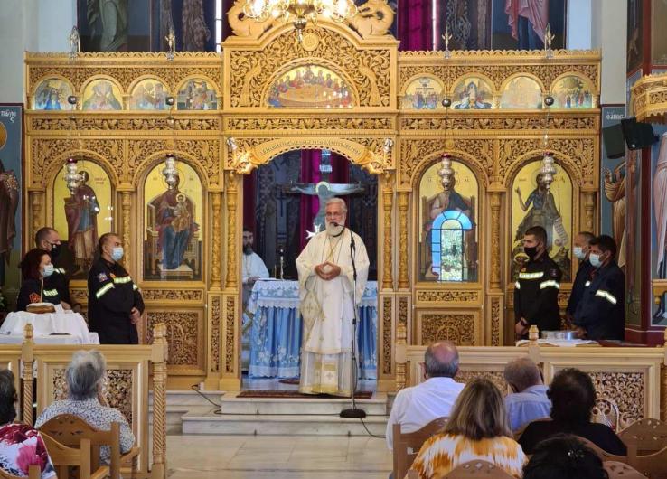 Θεία Λειτουργία μετά την πυρκαγιά στο Κρυονέρι από τον Μητροπολίτη Ιλίου