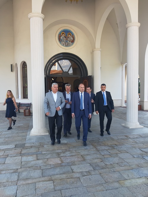 Президентът Румен Радев посети катедралния храм „Св. Висарион Смоленски“ в Смолян