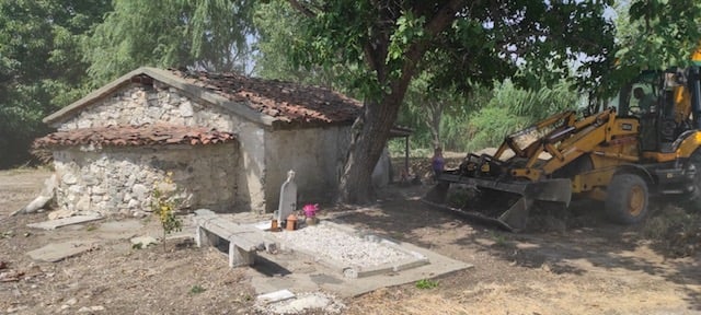 Доброволци възстановяват параклис в гробищния парк в село Марково