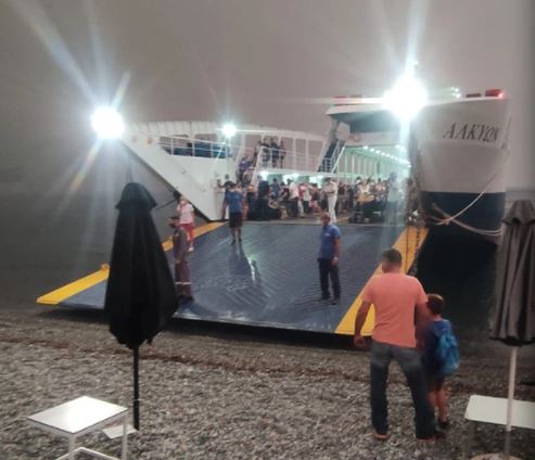 Απομάκρυνση πολιτών από τη Λίμνη Ευβοίας με φέρυ μποτ και πλωτά του Λιμενικού