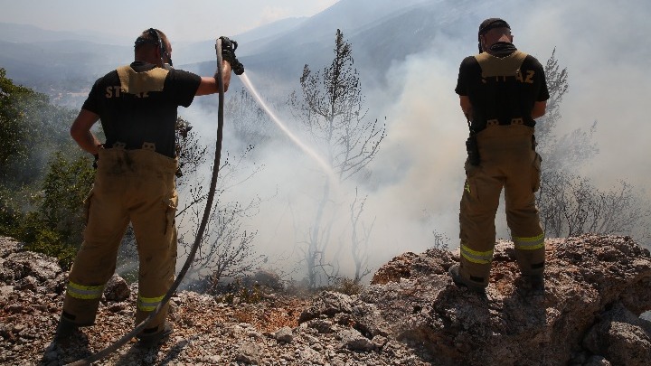 Φωτιές: Διάσπαρτες εστίες στα Βίλια – Σε ύφεση η φωτιά στη Λαυρεωτική