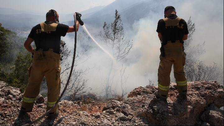 Φωτιά Βίλια: Απομακρύνεται ο κίνδυνος για τους οικισμούς