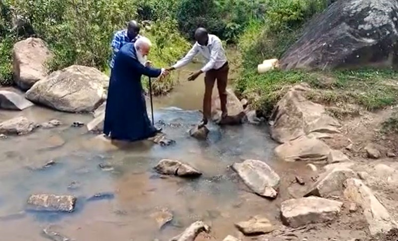 Πέρασε το ποτάμι για τις ανάγκες της Ιεραποστολής (ΒΙΝΤΕΟ)