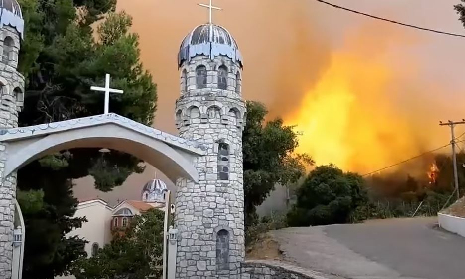 Μονή Οσίου Δαυίδ: Θεία Λειτουργία δίπλα στις φλόγες